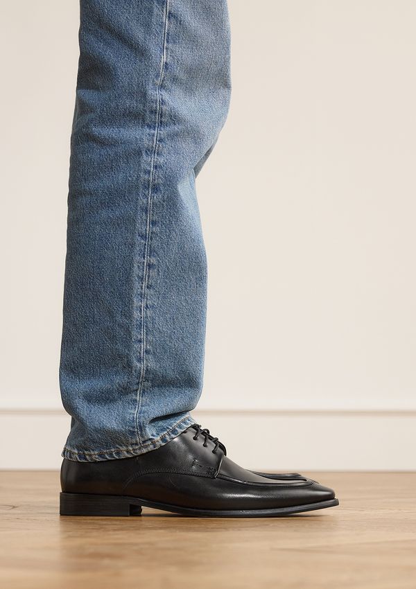Schwarze Lederschnürschuhe