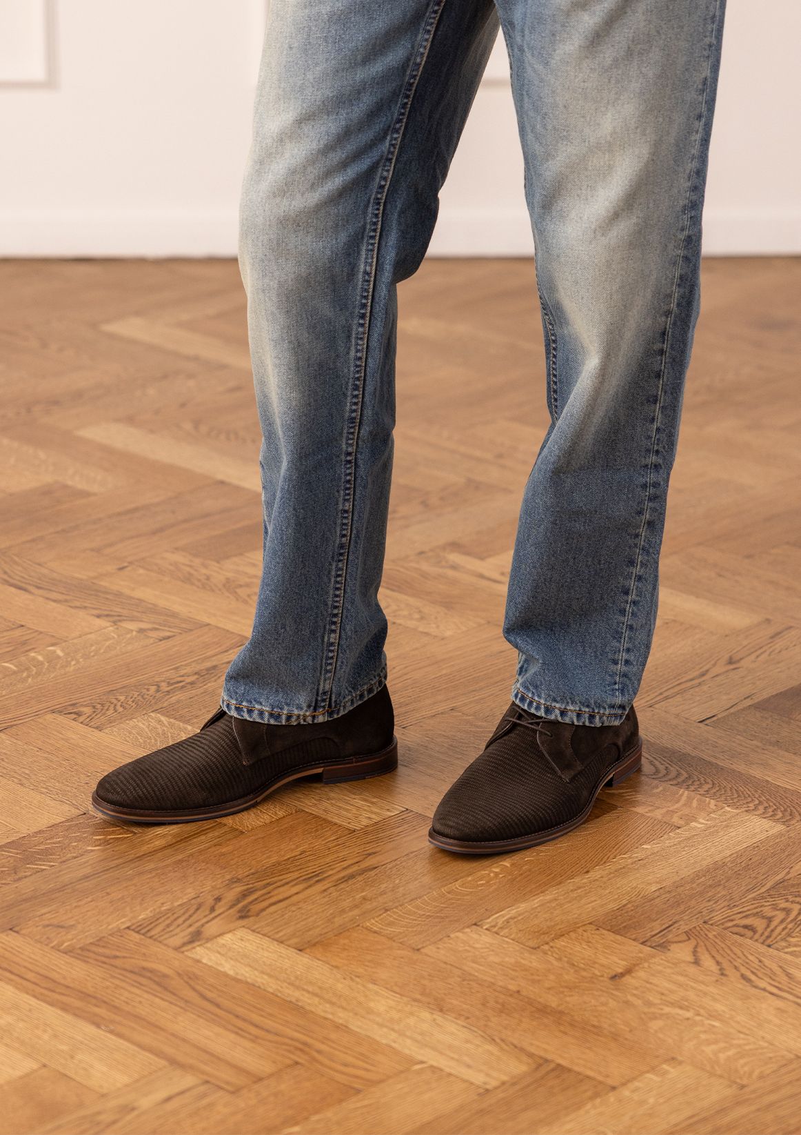 Braune Veloursleder-Schnürschuhe