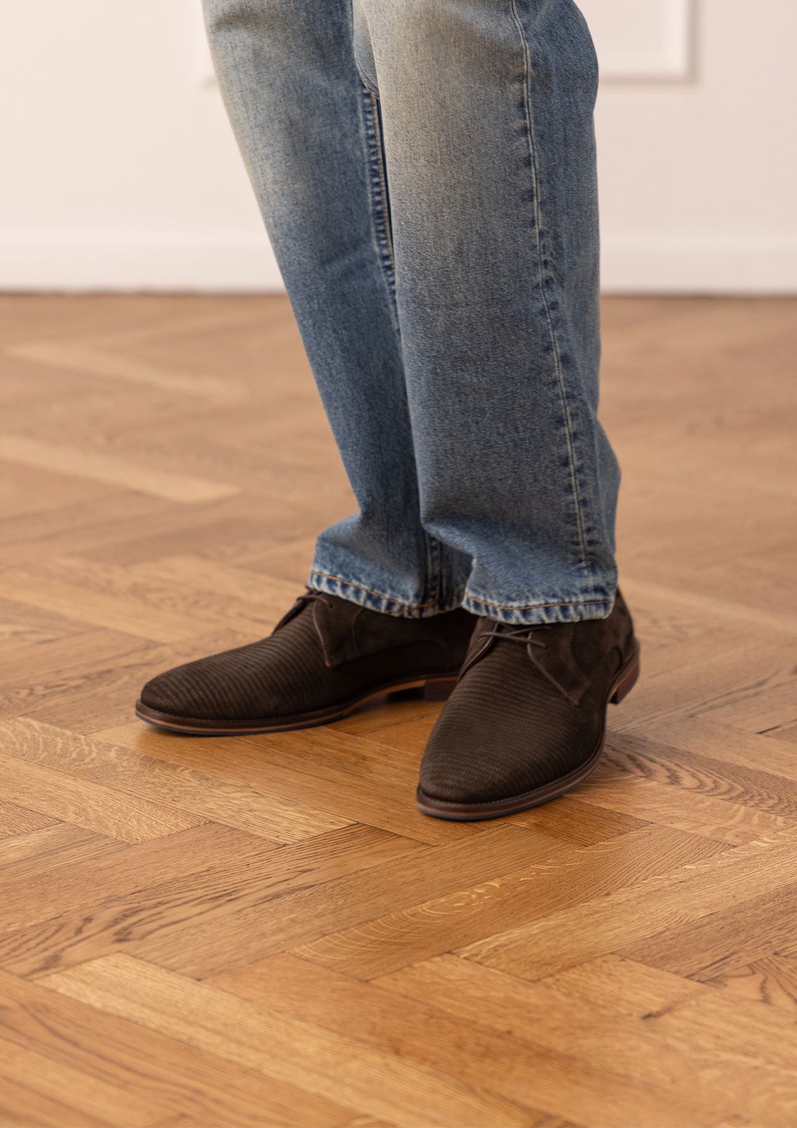 Braune Veloursleder-Schnürschuhe