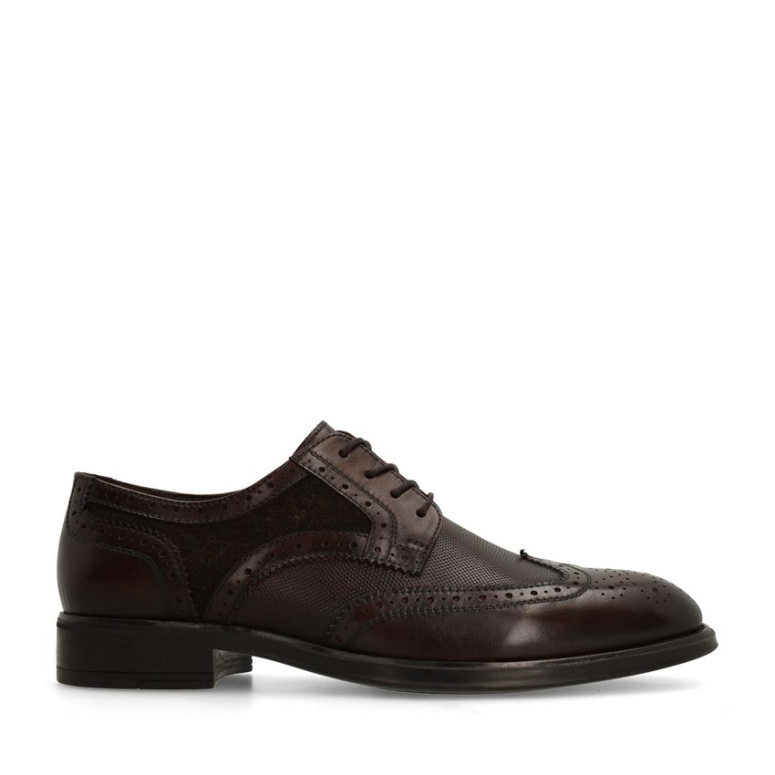 Braune Lederschnürschuhe mit Details