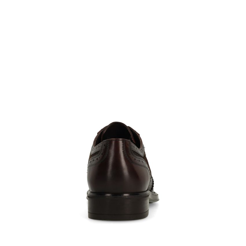 Braune Lederschnürschuhe mit Details