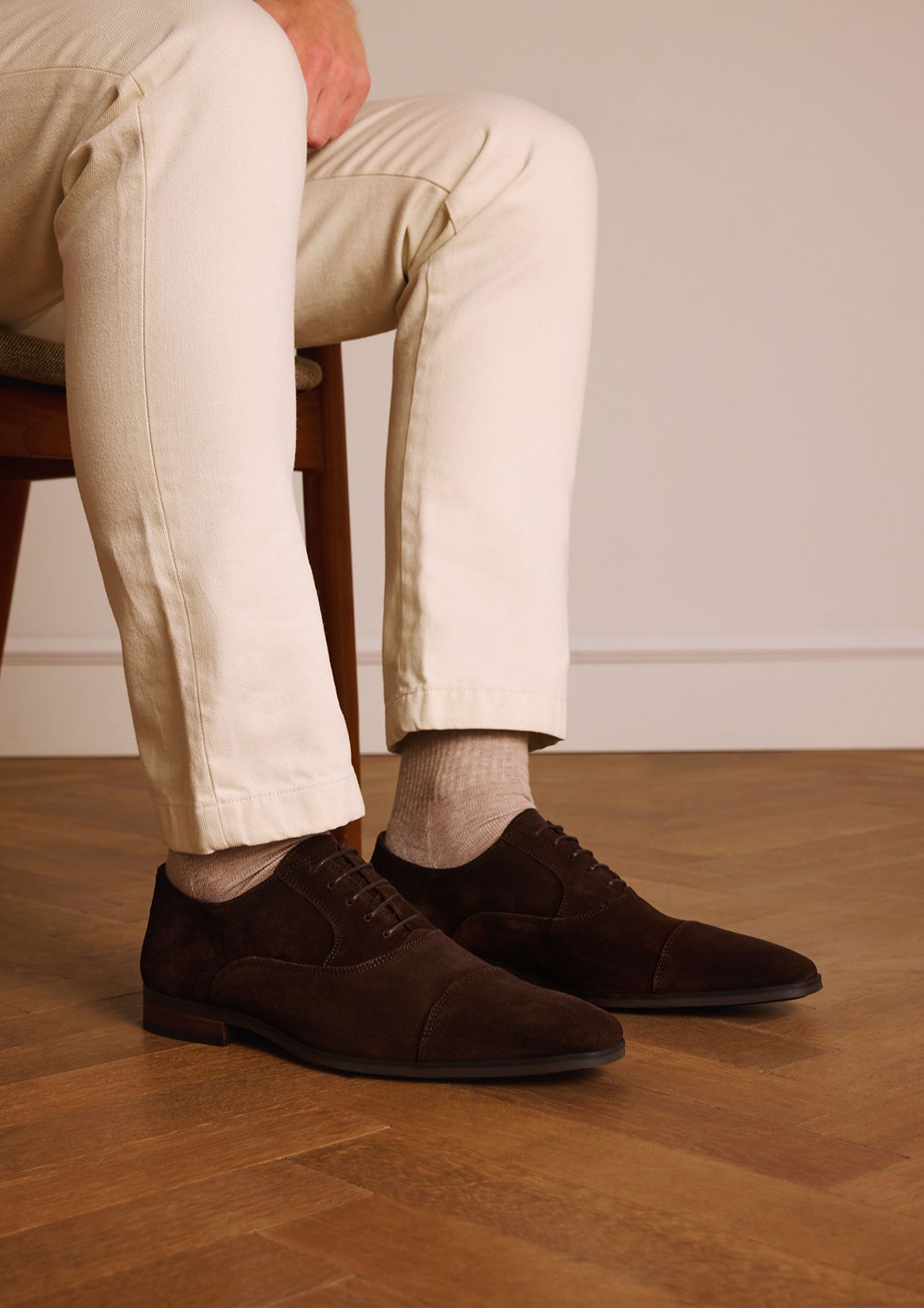 Dunkelbraune Schnürschuhe aus Veloursleder