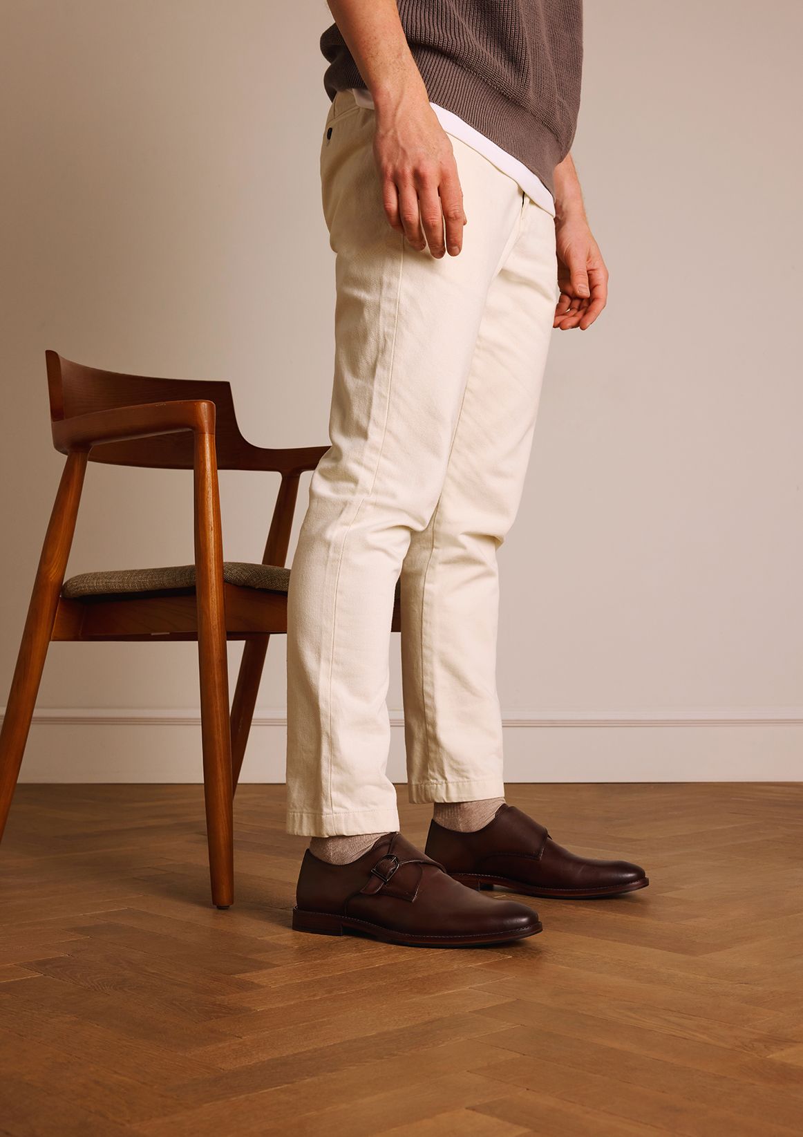 Dunkelbraune Schnürschuhe aus Veloursleder
