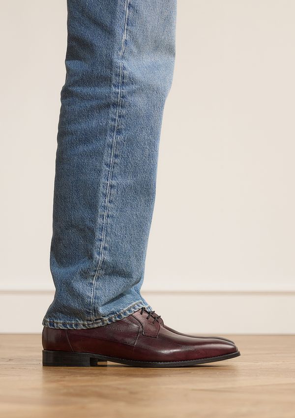 Bordeauxrote Lederschnürschuhe