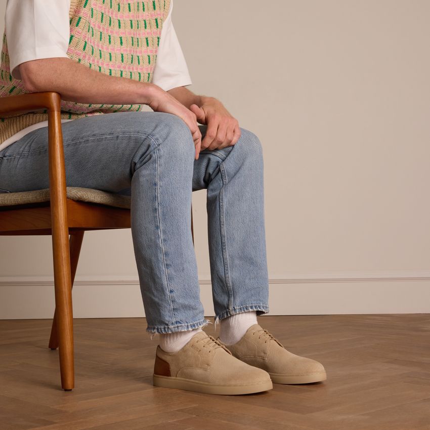 Taupe suède veterschoenen met bruine details