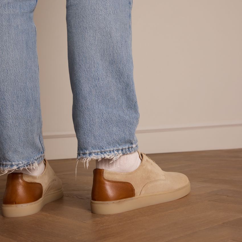 Taupe suède veterschoenen met bruine details