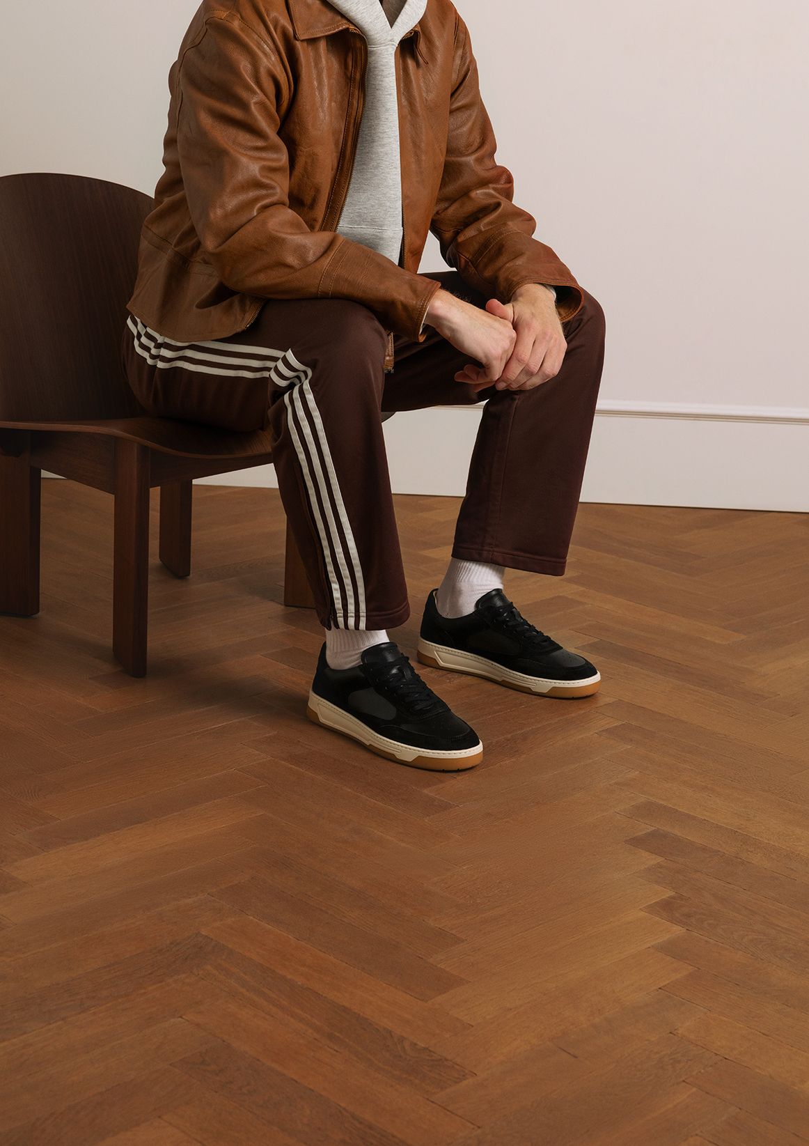 Schwarze Ledersneaker mit Veloursleder-Details