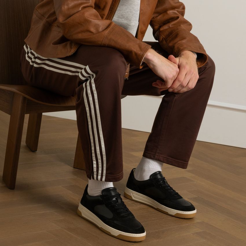 Schwarze Ledersneaker mit Veloursleder-Details