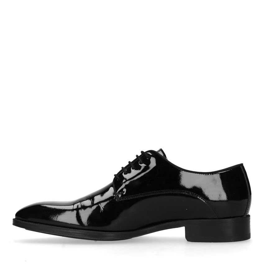 Schwarze Schnürschuhe aus Lackleder