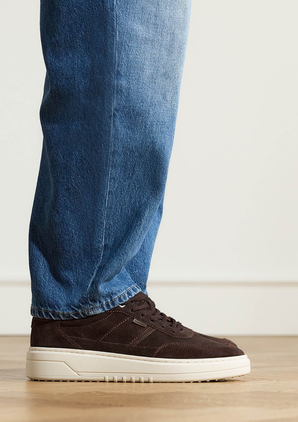 Braune Veloursleder-Sneaker