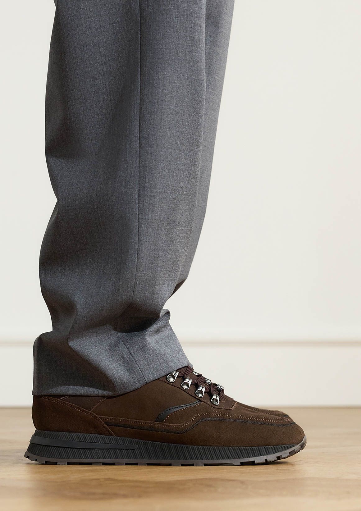 Braune Veloursleder-Sneaker