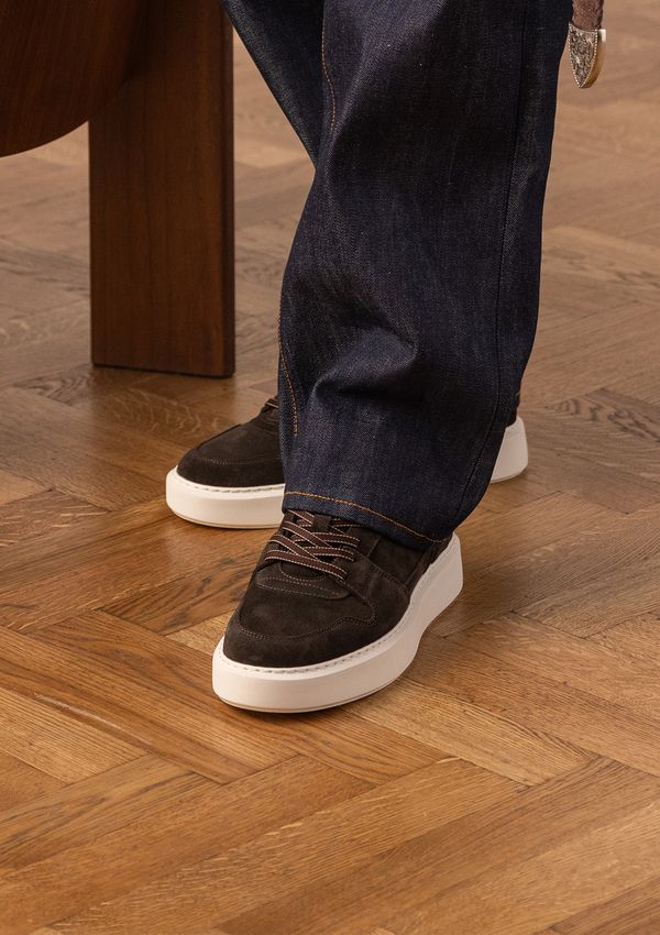 Braune Veloursleder-Sneaker