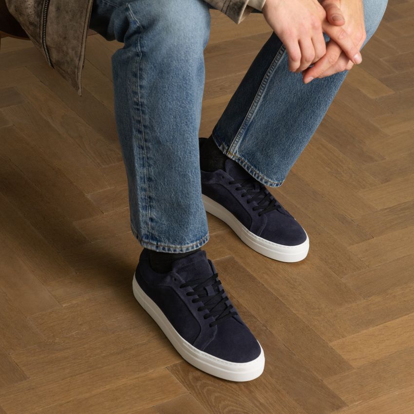 Donkerblauwe suède sneakers
