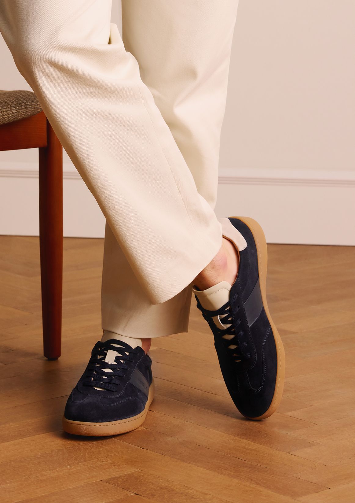 Donkerblauwe suède sneakers