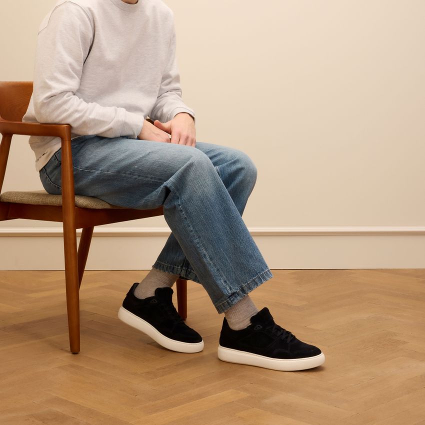 Donkerblauwe suède sneakers