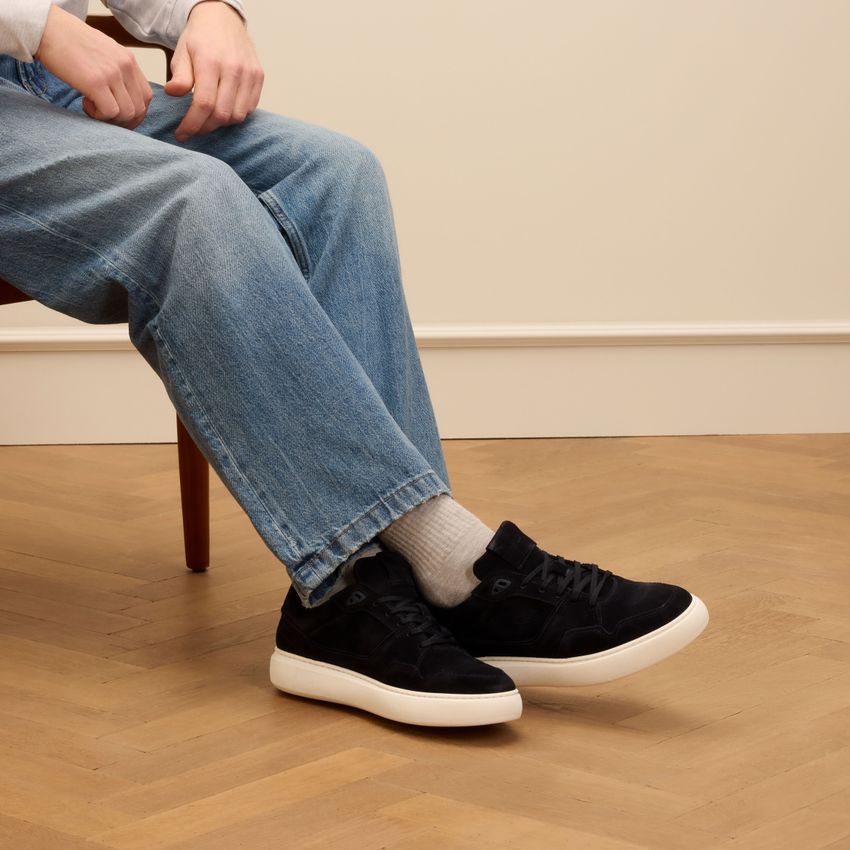 Donkerblauwe suède sneakers