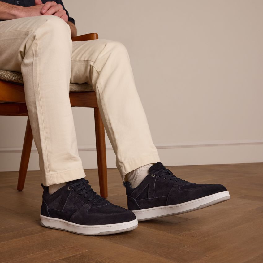 Donkerblauwe suède sneakers
