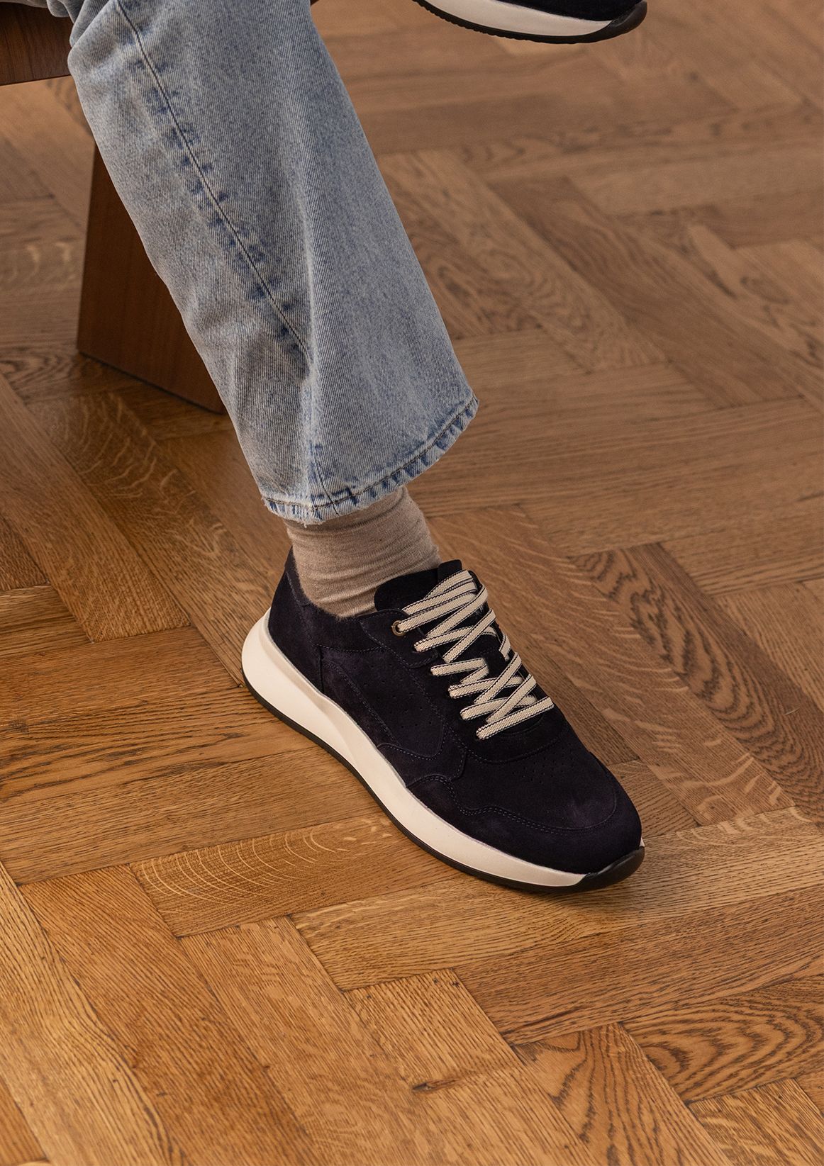 Donkerblauwe suède sneakers