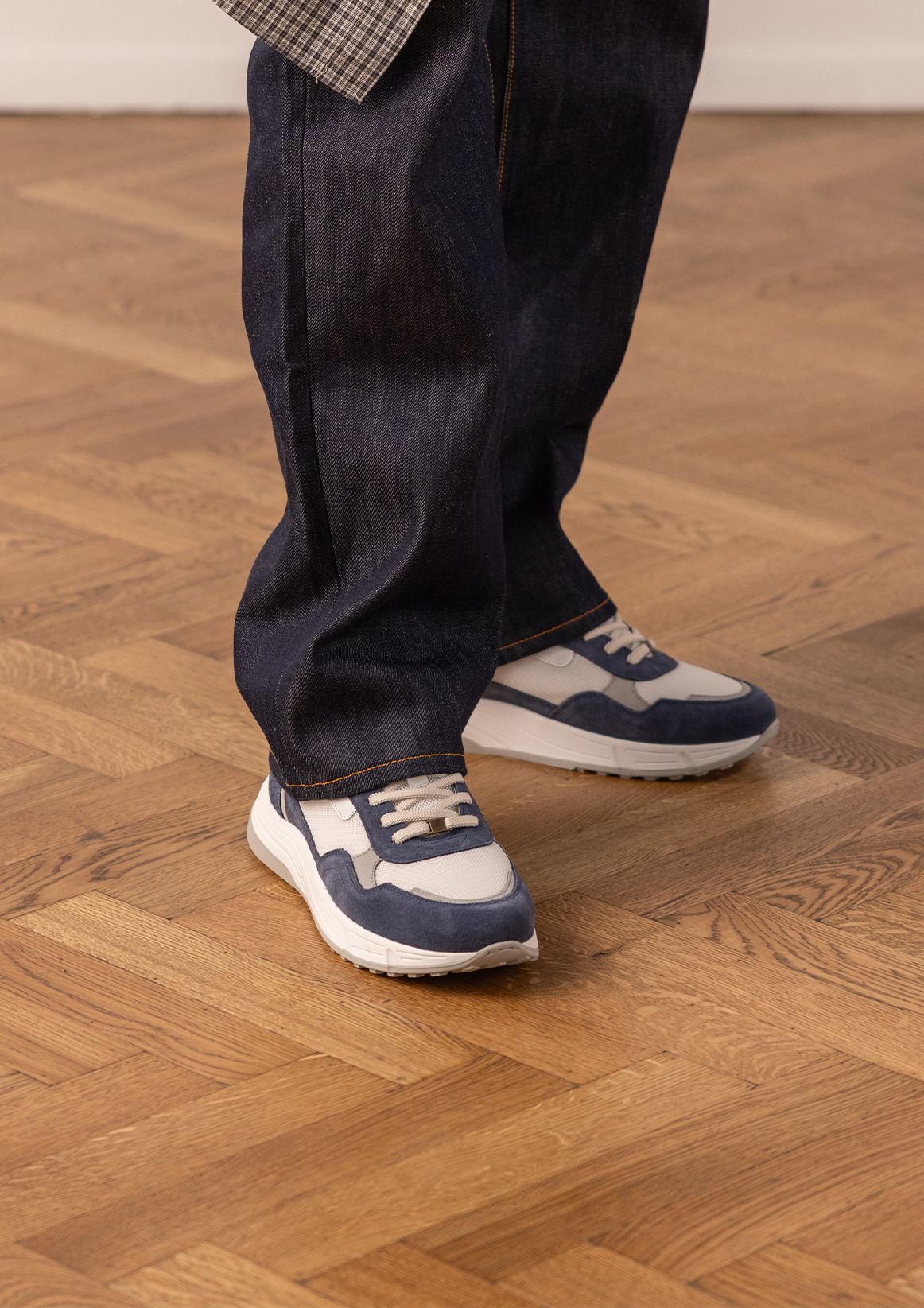 Blauwe suède sneakers met leren details