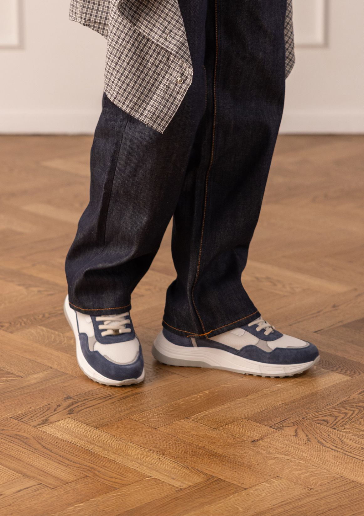 Blauwe suède sneakers met leren details