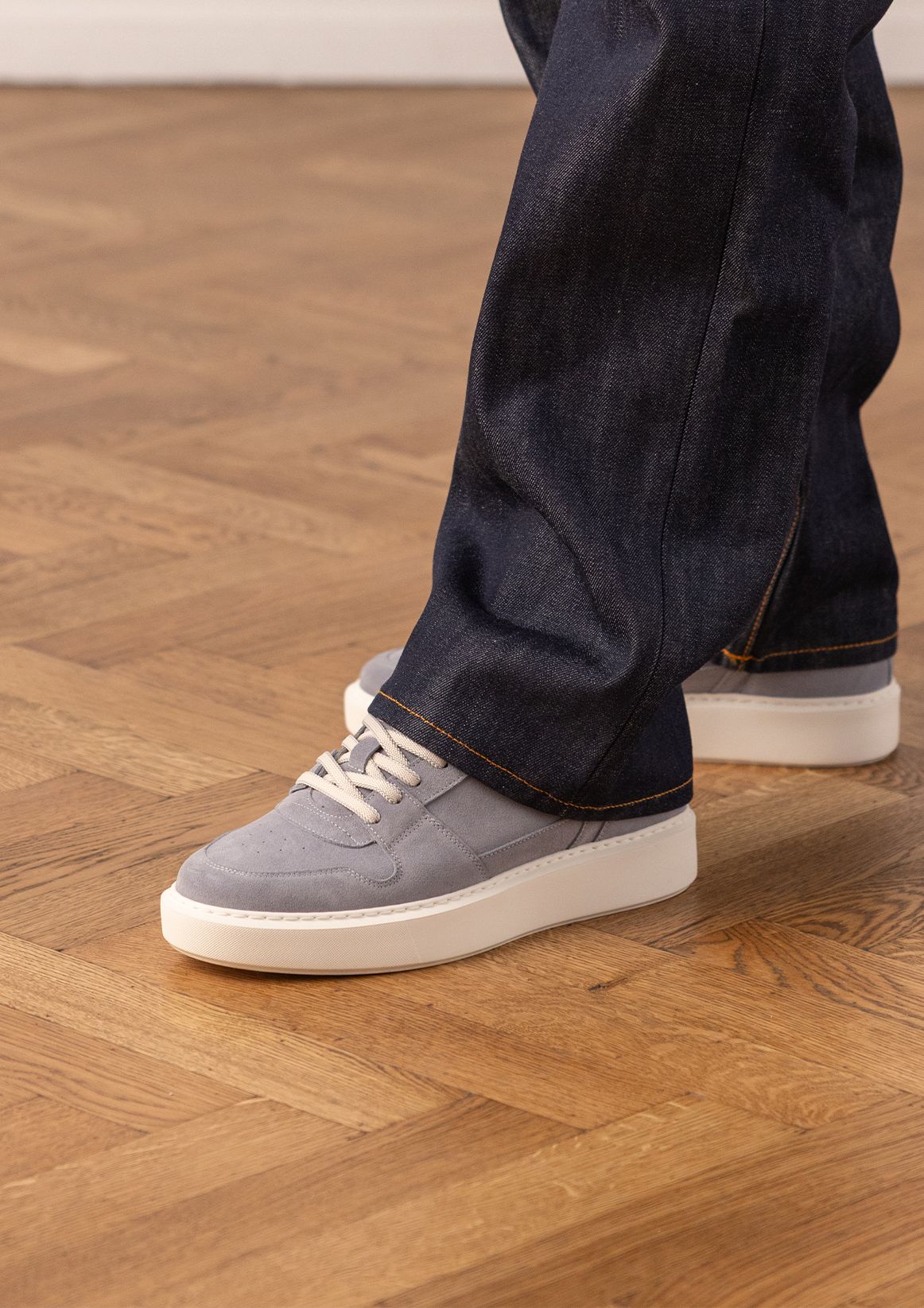 Lichtblauwe suède sneakers