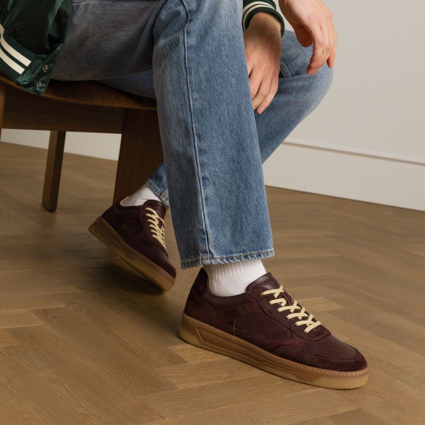 Bordeauxrote Ledersneaker mit Veloursleder-Details