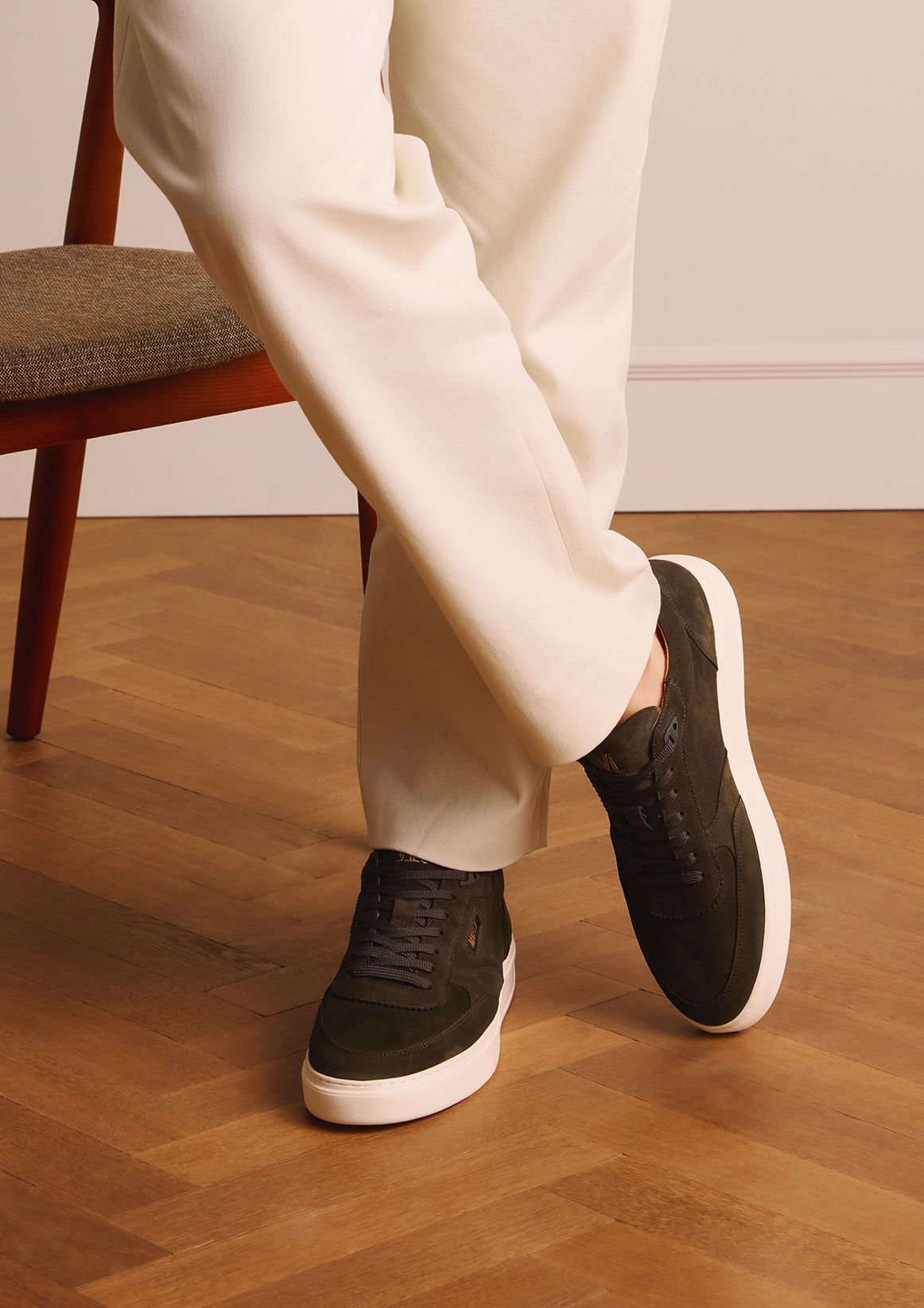 Donkergroene suède sneakers