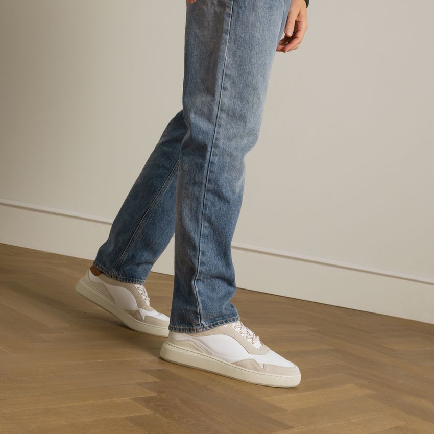 Weiße Ledersneaker mit beigefarbenen Details