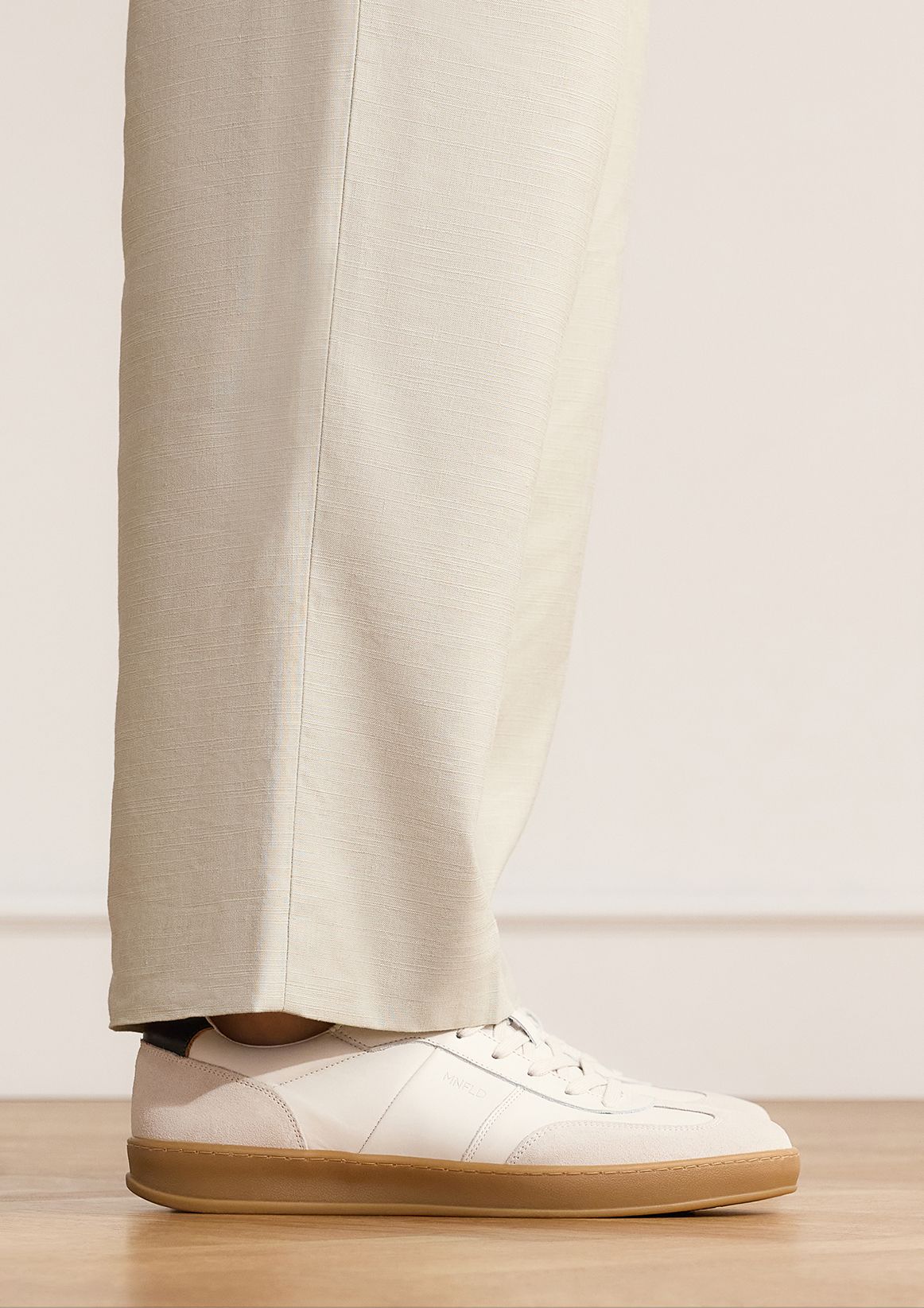 Off white leren sneakers met suède details
