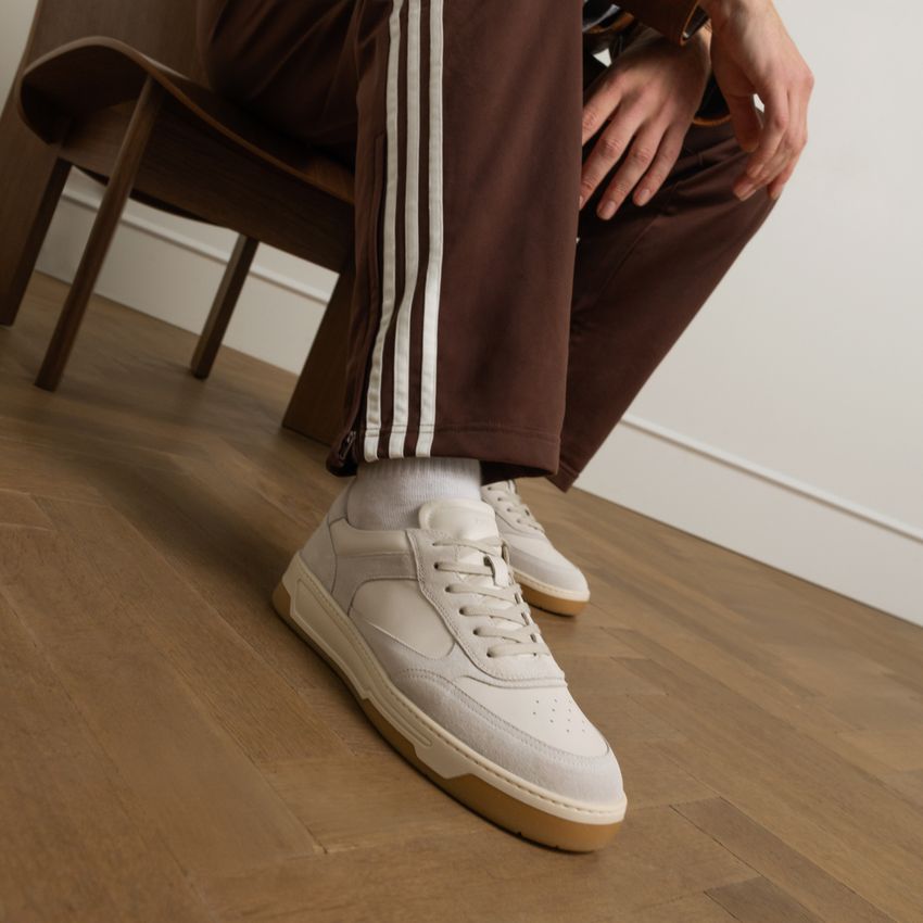 Off white leren sneakers met suède details