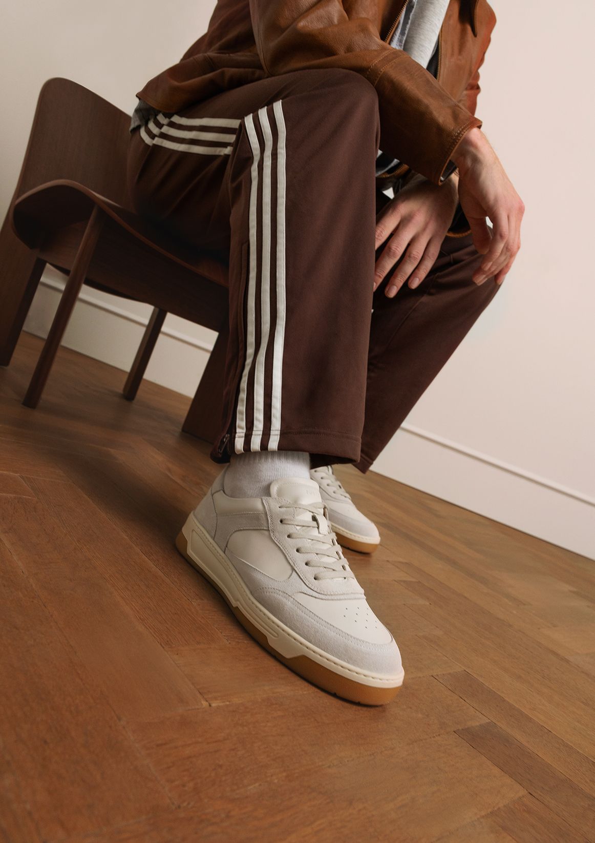 Offwhite Ledersneaker mit Veloursleder-Details