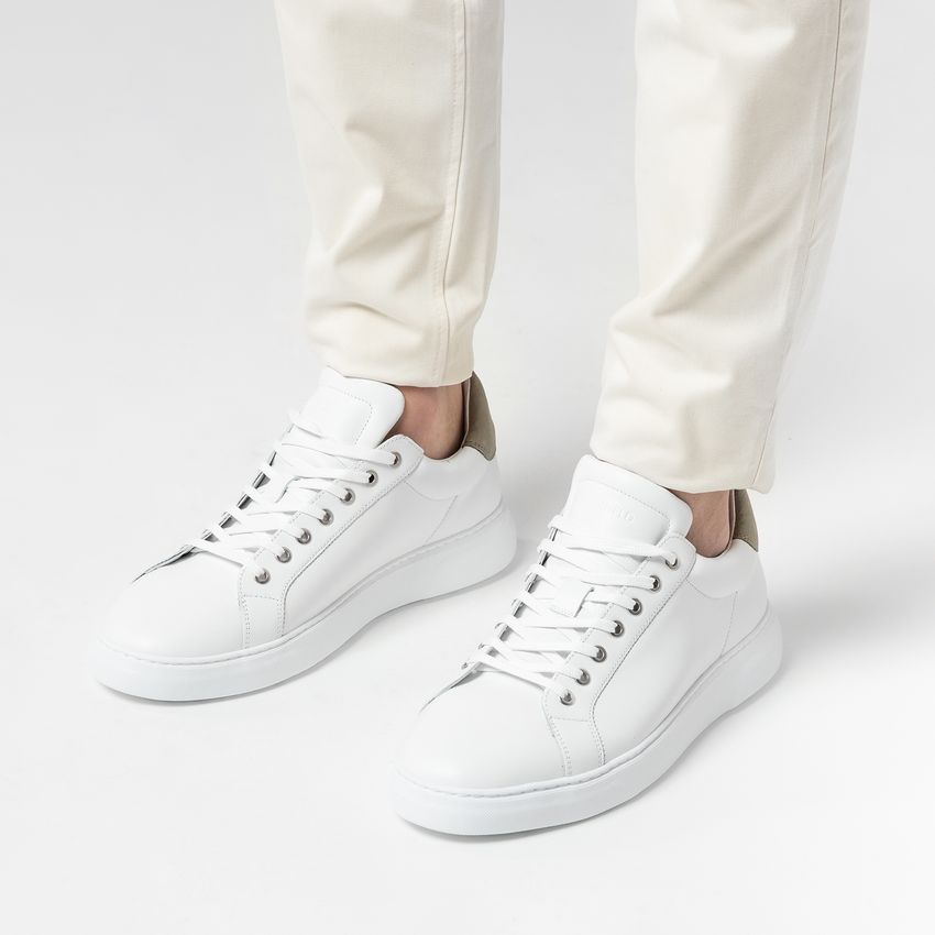 Weiße Ledersneaker mit taupefarbenem Detail