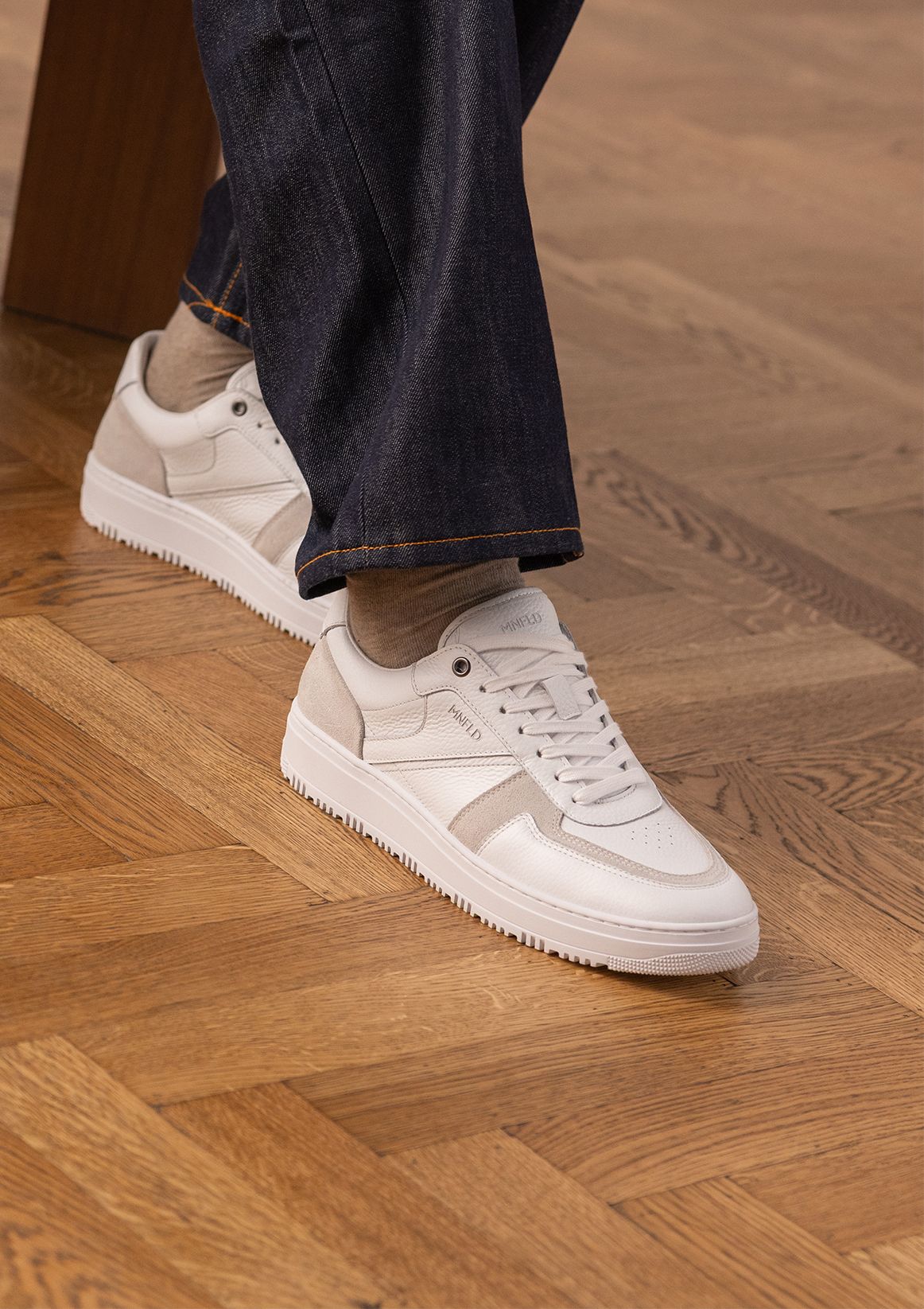 Weiße Ledersneaker mit Veloursleder-Details