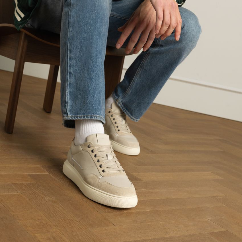 Beige suède sneakers