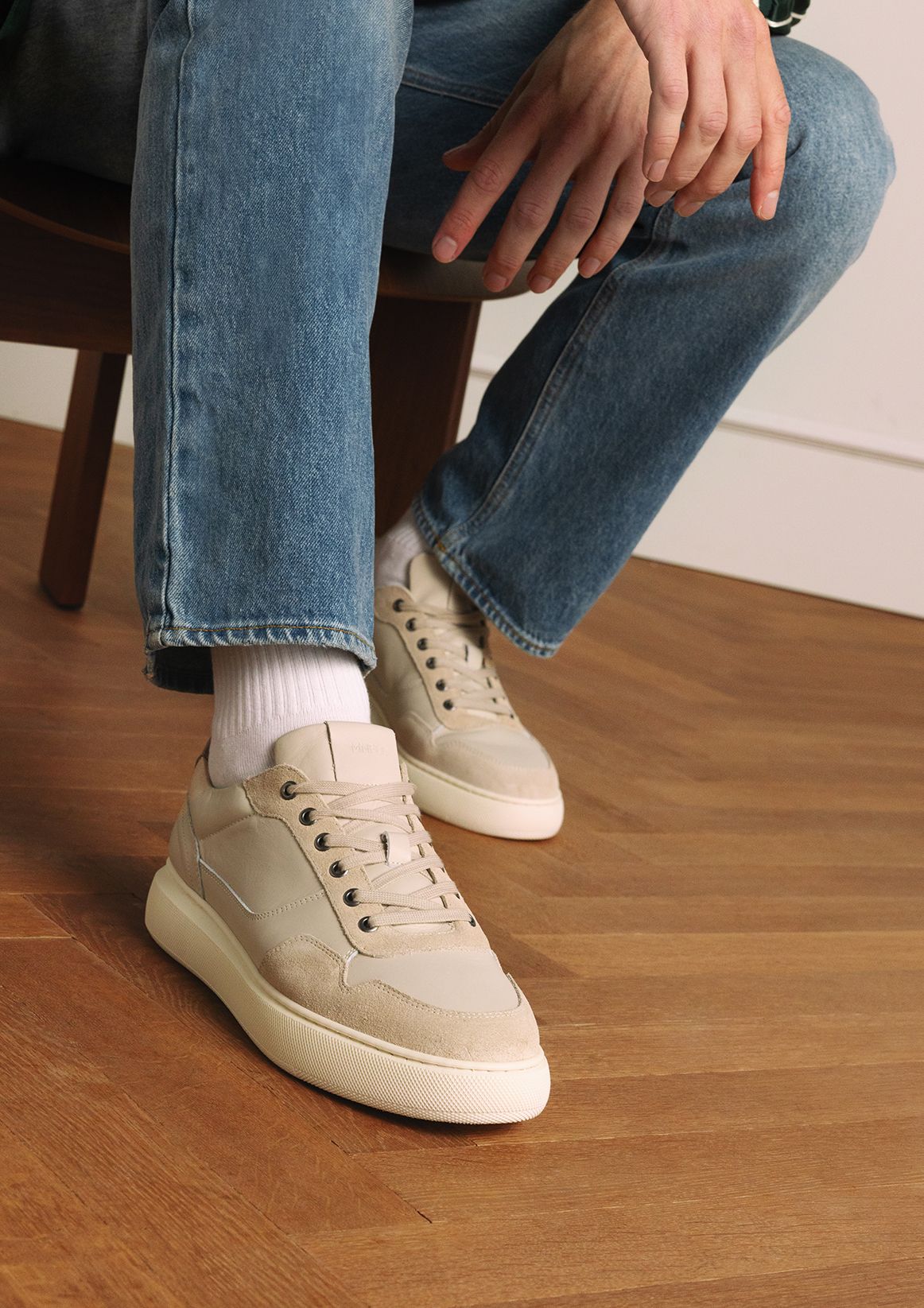 Beigefarbene Veloursleder-Sneaker