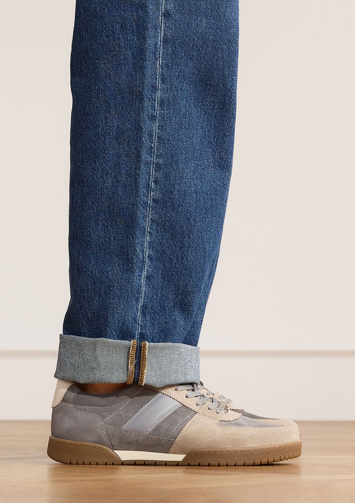 Grijze suède sneakers