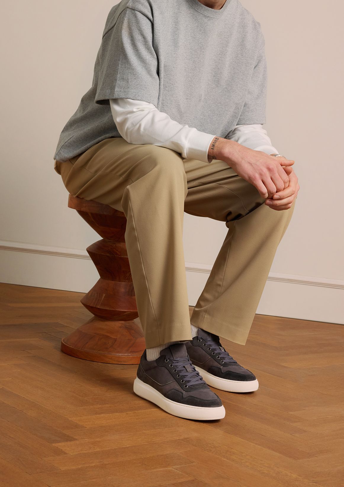 Graue Veloursleder-Sneaker