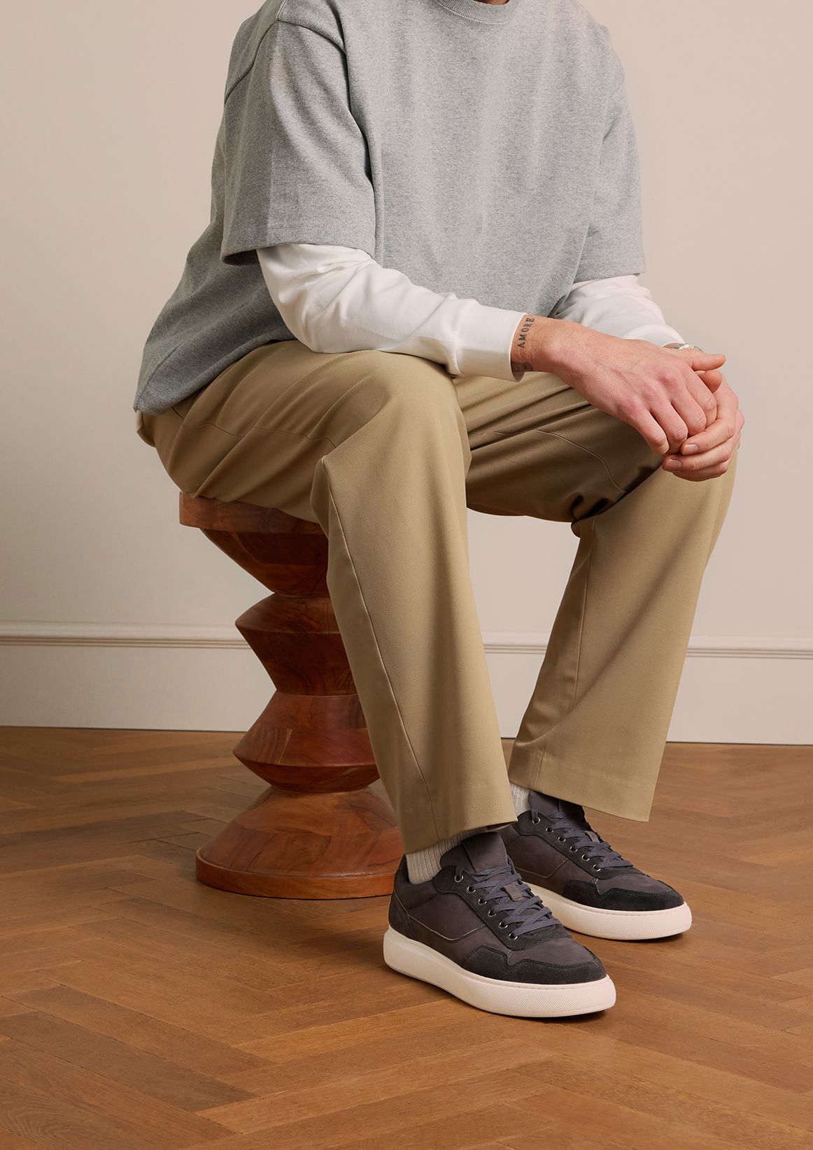 Graue Veloursleder-Sneaker