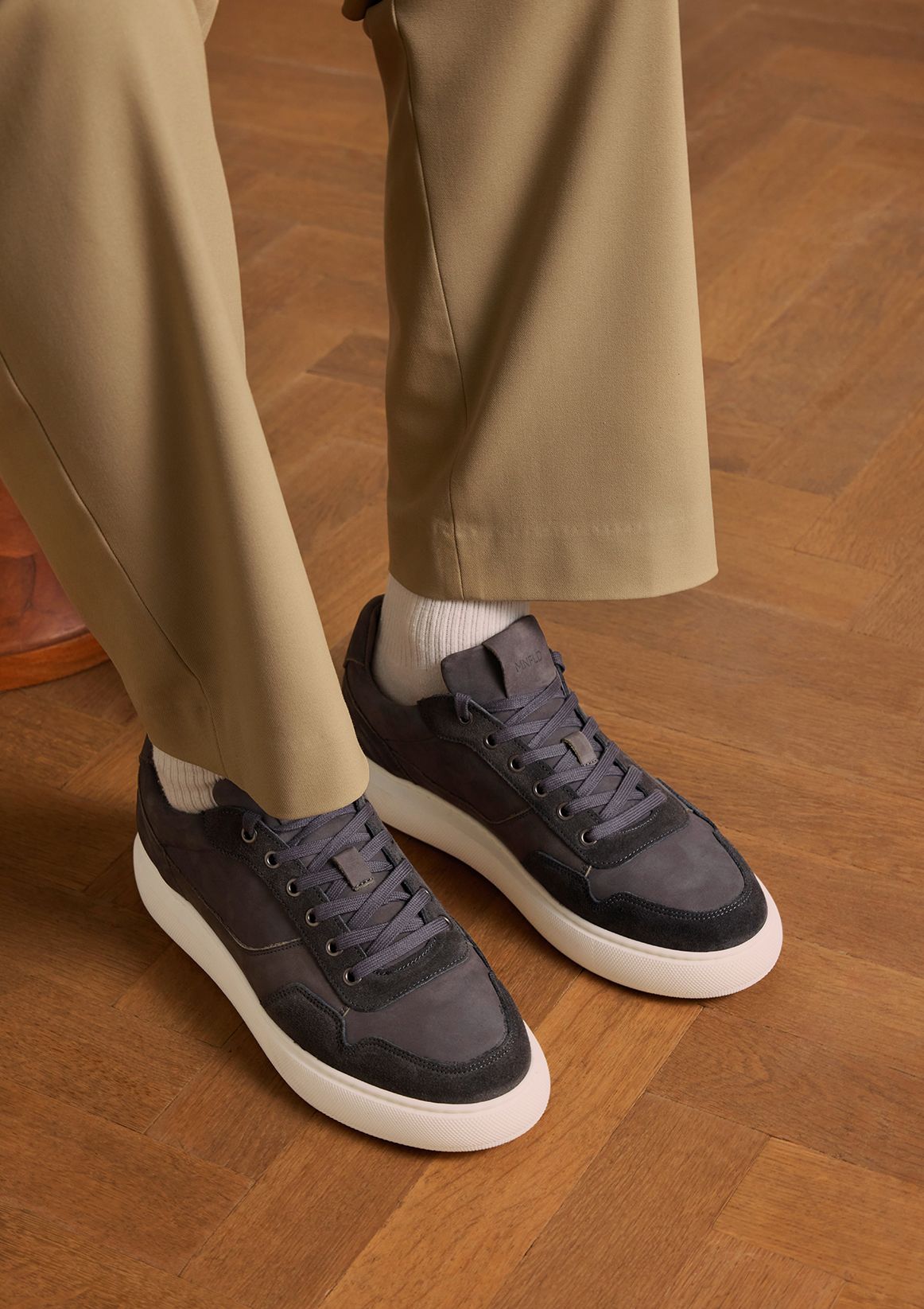 Graue Veloursleder-Sneaker