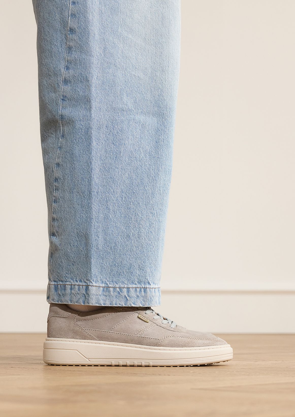 Grijze suède sneakers