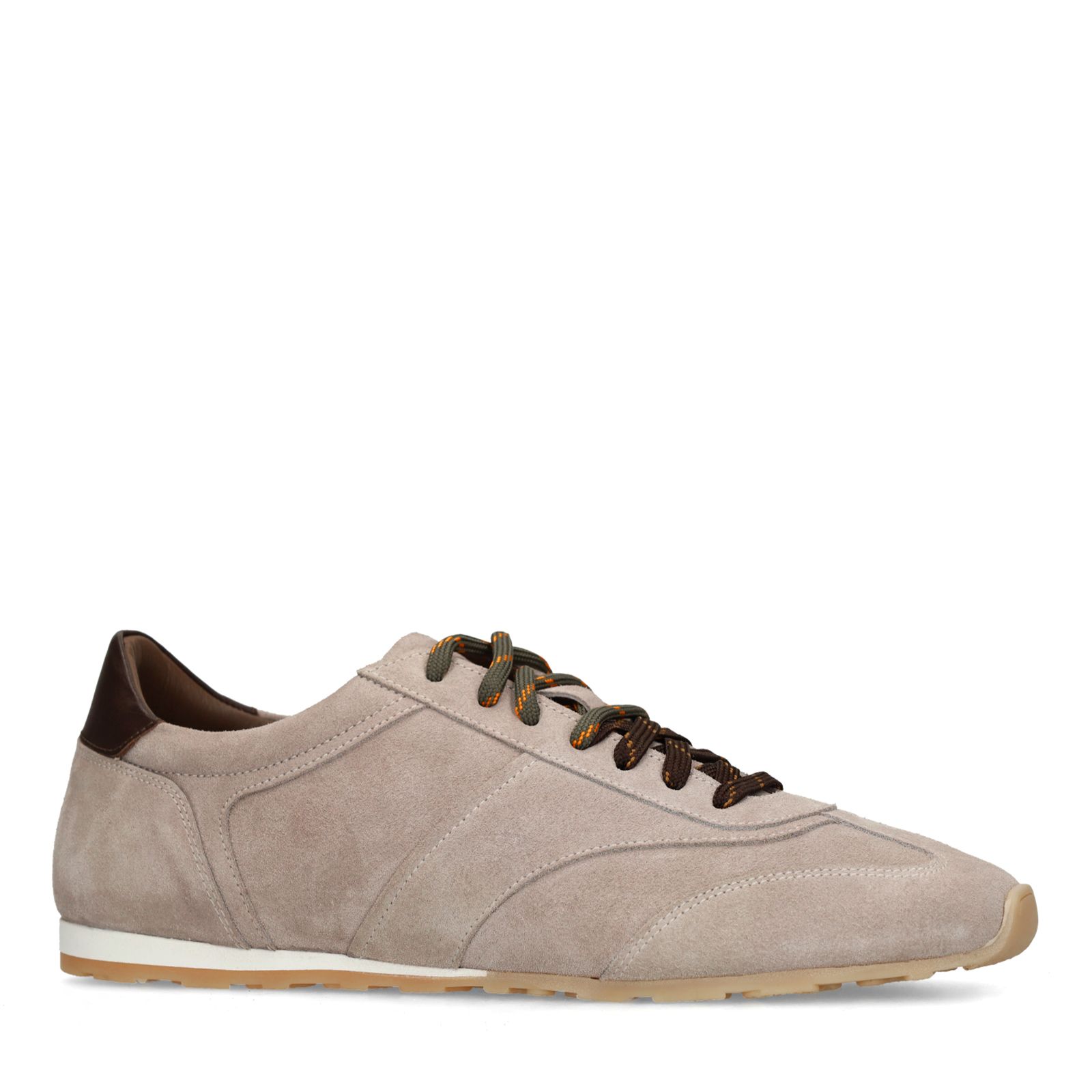 Graue Veloursleder-Sneaker mit unterschiedlichen Schnürsenkeln