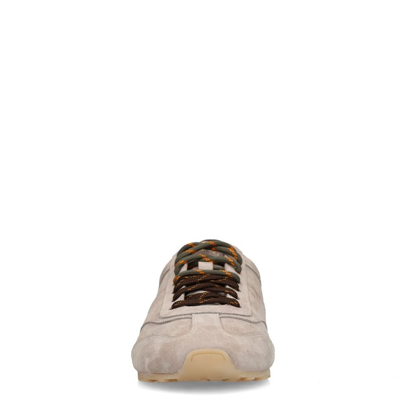 Graue Veloursleder-Sneaker mit unterschiedlichen Schnürsenkeln