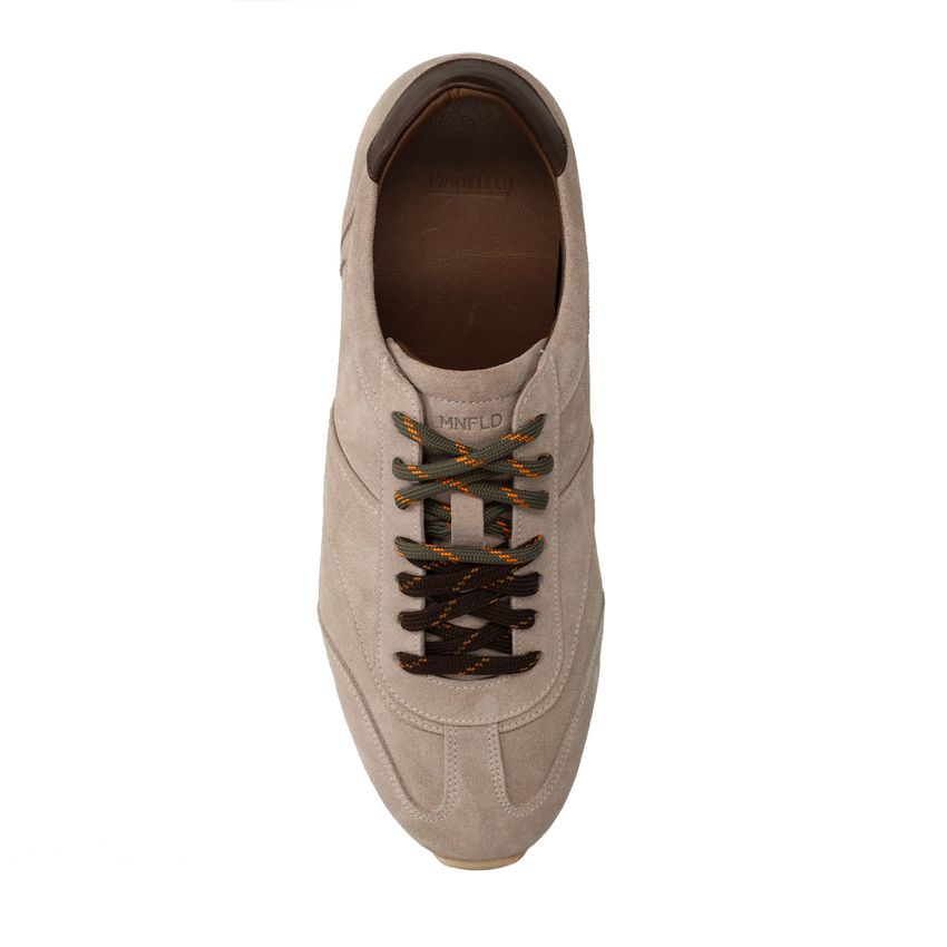 Graue Veloursleder-Sneaker mit unterschiedlichen Schnürsenkeln