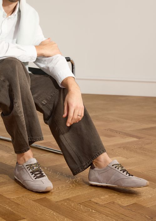 Graue Veloursleder-Sneaker mit unterschiedlichen Schnürsenkeln