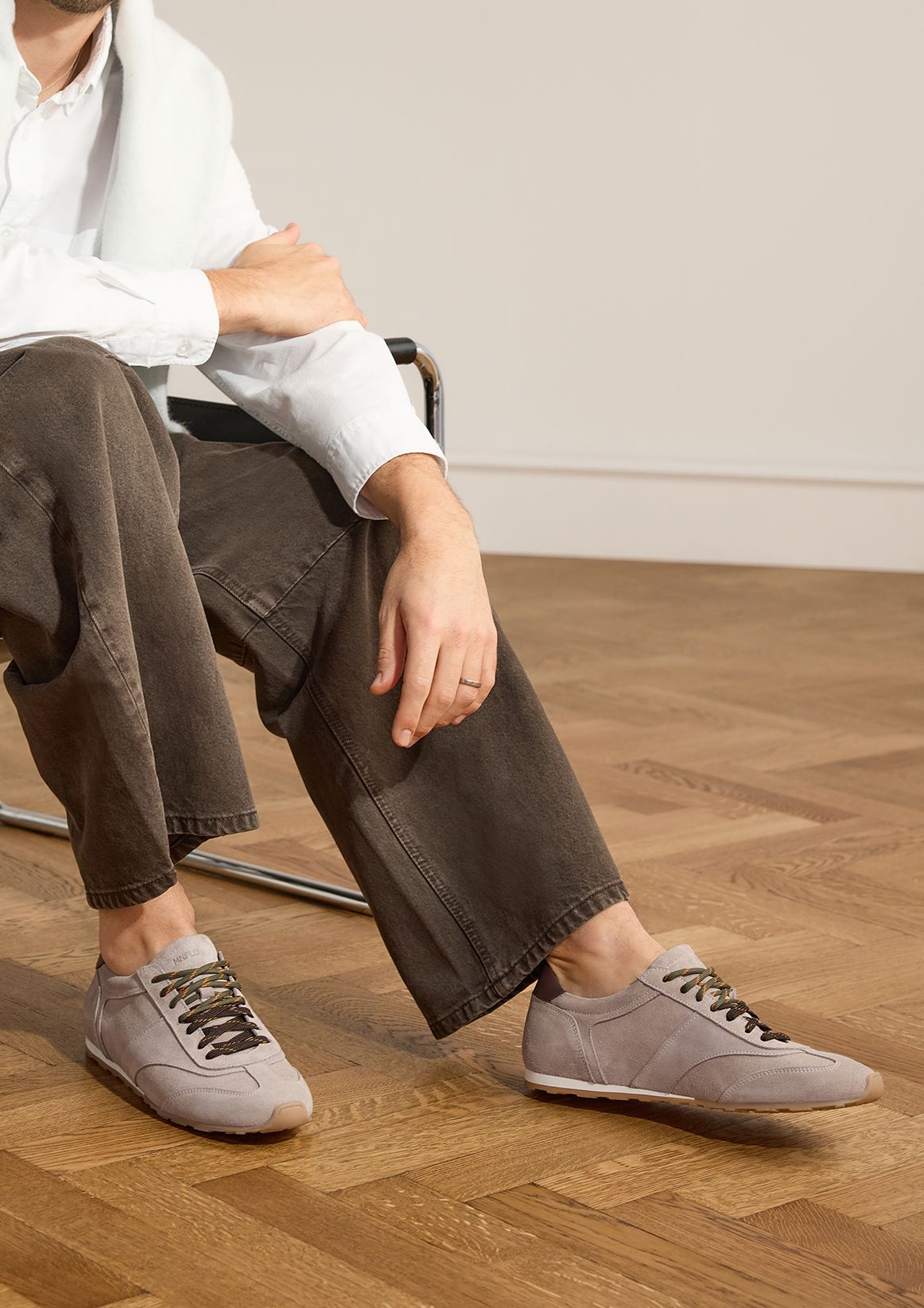 Grijze suède sneakers met dubbele veters