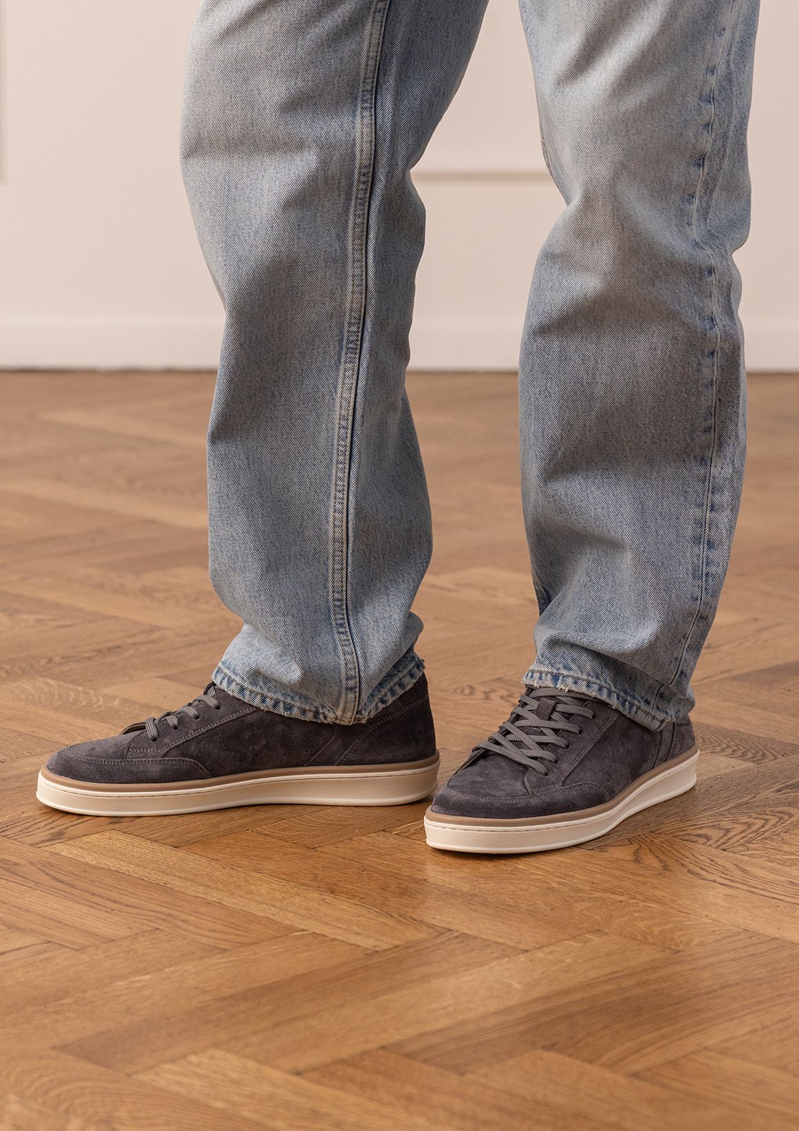 Graue Veloursleder-Sneaker