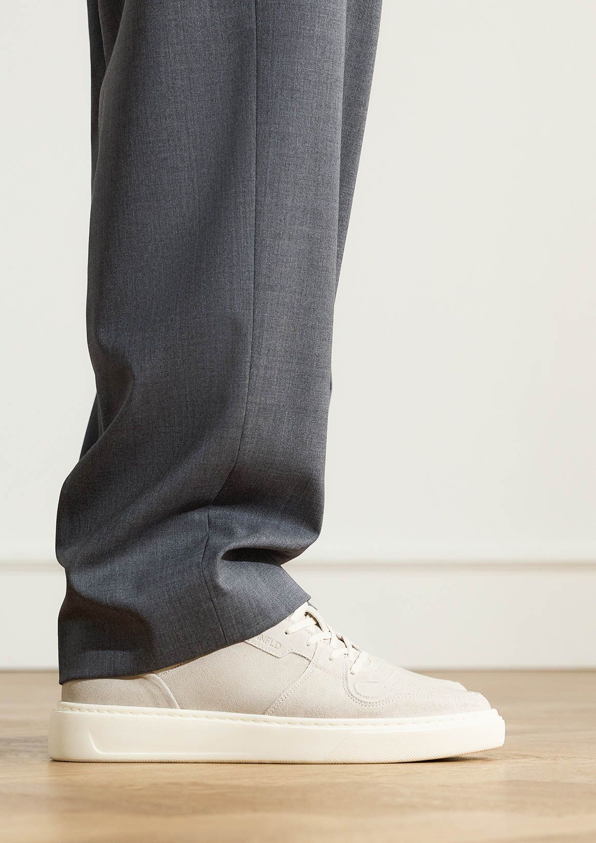 Licht grijze suède sneakers