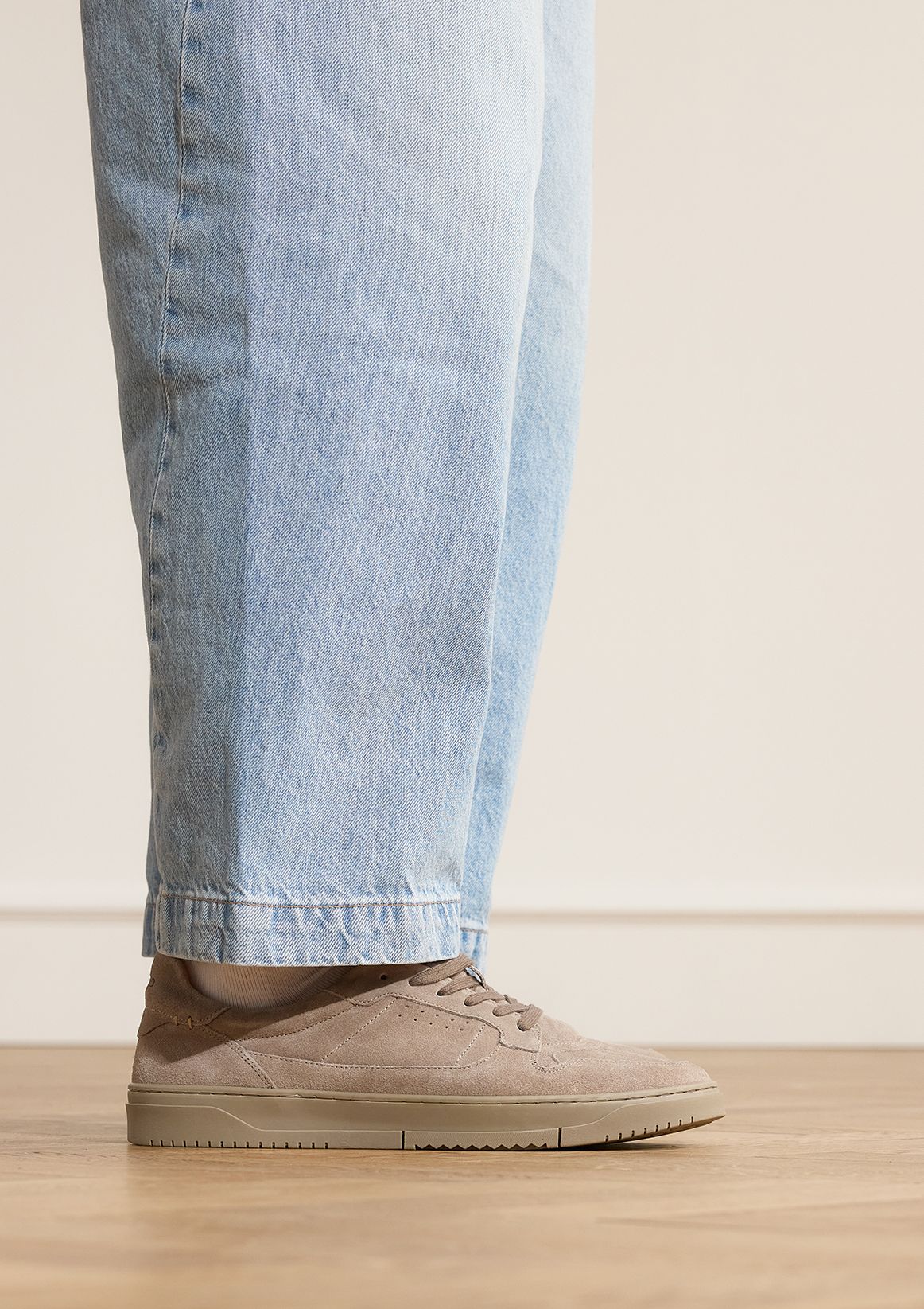 Grijze suède sneakers