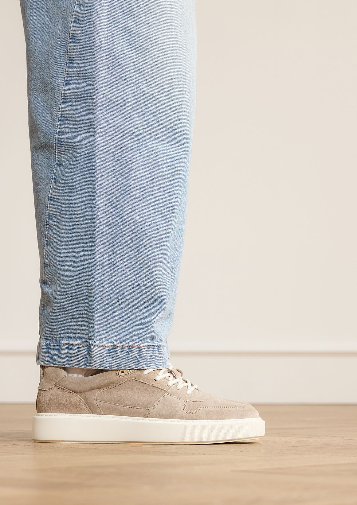 Beige suède sneakers