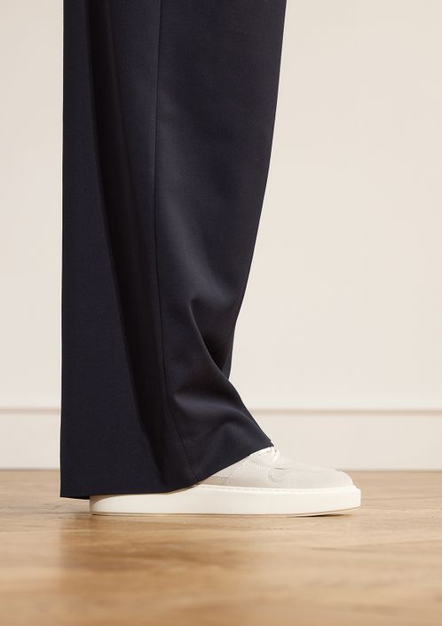 Hellgraue Veloursleder-Sneaker